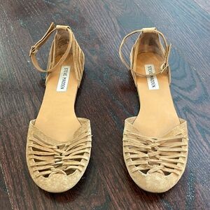 Steve Madden Tan woven sandals with a T-strap ankle.  Sz 7.5.  Very good